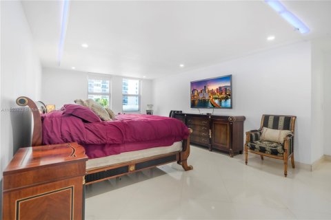 Снять в аренду кондоминиум в Халландейл-Бич, Флорида 2 спальни, 181.62м2, № 1871869 - фото 16