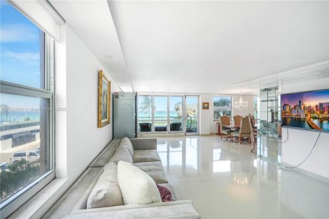 Снять в аренду кондоминиум в Халландейл-Бич, Флорида 2 спальни, 181.62м2, № 1871869 - фото 18