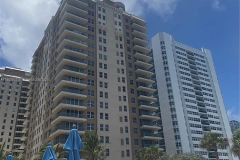 Снять в аренду кондоминиум в Халландейл-Бич, Флорида 2 спальни, 181.62м2, № 1871869 - фото 19