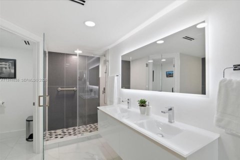 Купить кондоминиум в Серфсайд, Флорида 3 спальни, 157м2, № 2001461 - фото 17