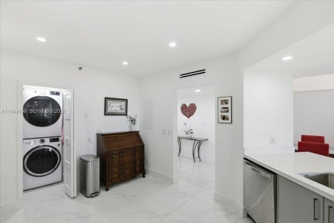 Купить кондоминиум в Серфсайд, Флорида 3 спальни, 157м2, № 2001461 - фото 29