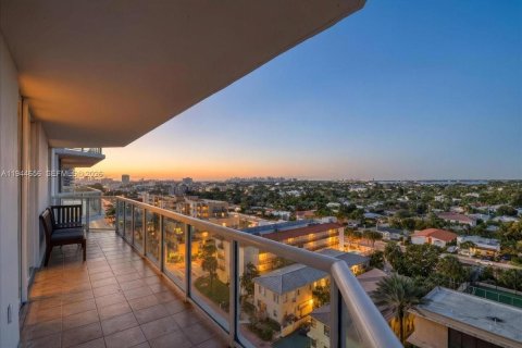 Купить кондоминиум в Серфсайд, Флорида 3 спальни, 157м2, № 2001461 - фото 2