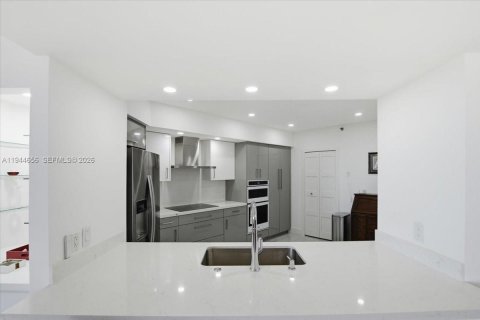 Купить кондоминиум в Серфсайд, Флорида 3 спальни, 157м2, № 2001461 - фото 11