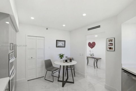 Купить кондоминиум в Серфсайд, Флорида 3 спальни, 157м2, № 2001461 - фото 10