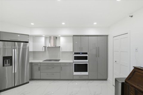 Купить кондоминиум в Серфсайд, Флорида 3 спальни, 157м2, № 2001461 - фото 8