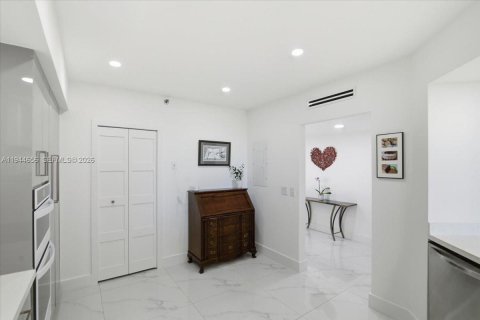 Купить кондоминиум в Серфсайд, Флорида 3 спальни, 157м2, № 2001461 - фото 9