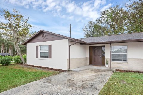 House in Orlando, Florida 2 bedrooms, 100.33 sq.m. № 1905910 - photo 1