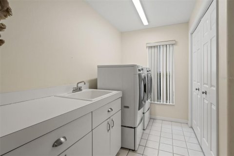 House in Weeki Wachee, Florida 3 bedrooms, 245.63 sq.m. № 2205127 - photo 13