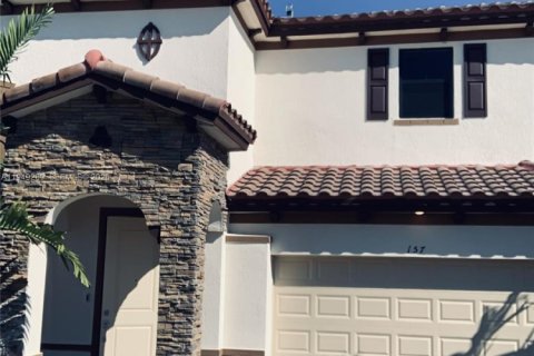 Снять в аренду виллу или дом в Хомстед, Флорида 4 спальни, 267.37м2, № 2005122 - фото 2