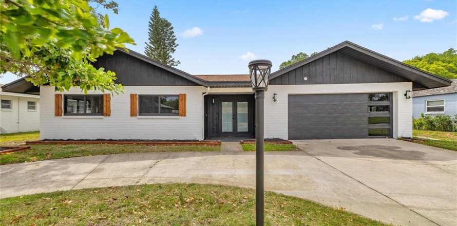 House in Crystal River, Florida 3 bedrooms, 182.46 sq.m. № 2226219