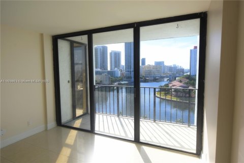 Снять в аренду квартиру в Халландейл-Бич, Флорида 2 спальни, 99.87м2, № 1895613 - фото 4