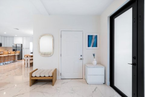 House in Miami, Florida 4 bedrooms, 218.51 sq.m. № 1952607 - photo 26
