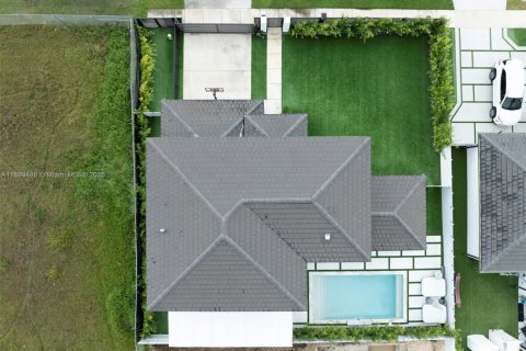 House in Miami, Florida 4 bedrooms, 218.51 sq.m. № 1952607 - photo 8