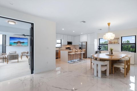 House in Miami, Florida 4 bedrooms, 218.51 sq.m. № 1952607 - photo 2