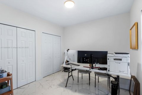 House in Miami, Florida 4 bedrooms, 218.51 sq.m. № 1952607 - photo 22