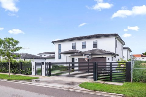 House in Miami, Florida 4 bedrooms, 218.51 sq.m. № 1952607 - photo 1