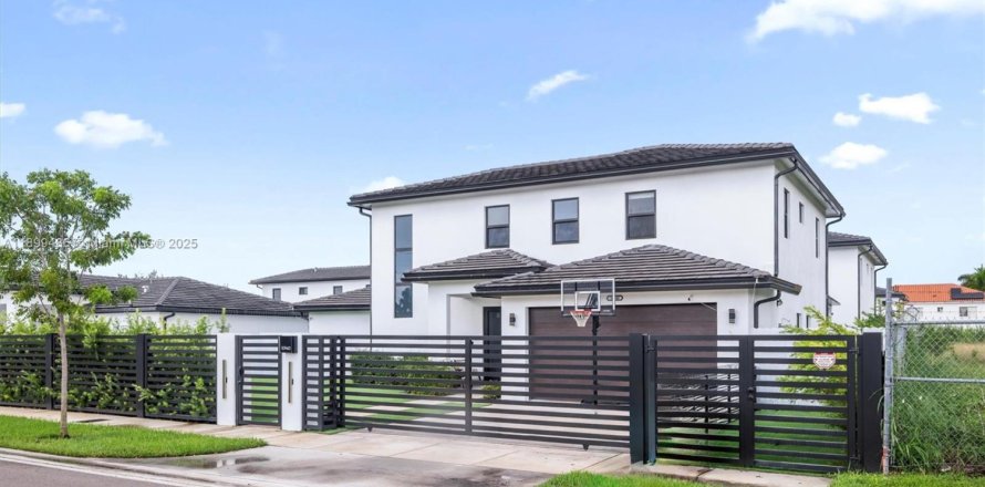 House in Miami, Florida 4 bedrooms, 218.51 sq.m. № 1952607