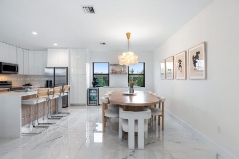 House in Miami, Florida 4 bedrooms, 218.51 sq.m. № 1952607 - photo 14