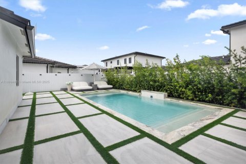 House in Miami, Florida 4 bedrooms, 218.51 sq.m. № 1952607 - photo 3