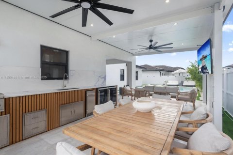 House in Miami, Florida 4 bedrooms, 218.51 sq.m. № 1952607 - photo 24