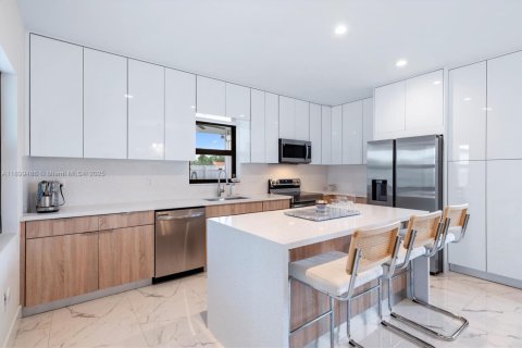 House in Miami, Florida 4 bedrooms, 218.51 sq.m. № 1952607 - photo 9