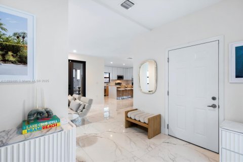 House in Miami, Florida 4 bedrooms, 218.51 sq.m. № 1952607 - photo 11