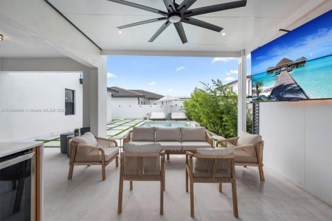 House in Miami, Florida 4 bedrooms, 218.51 sq.m. № 1952607 - photo 25