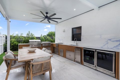 House in Miami, Florida 4 bedrooms, 218.51 sq.m. № 1952607 - photo 4