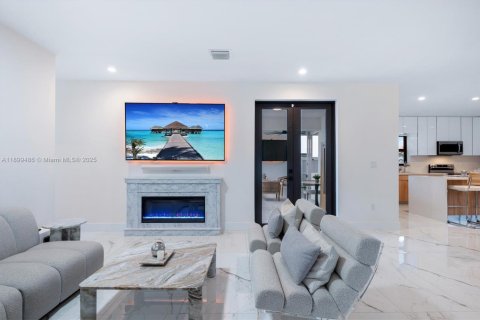 House in Miami, Florida 4 bedrooms, 218.51 sq.m. № 1952607 - photo 13