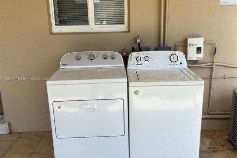 Propiedad comercial en venta en Miami, Florida, 164.44 m2 № 1892253 - foto 3