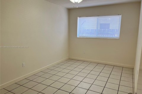 Propiedad comercial en venta en Miami, Florida, 164.44 m2 № 1892253 - foto 7