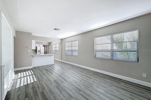 House in Saint Petersburg, Florida 3 bedrooms, 105.07 sq.m. № 1838385 - photo 9