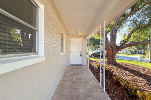 House in Saint Petersburg, Florida 3 bedrooms, 105.07 sq.m. № 1838385 - photo 6