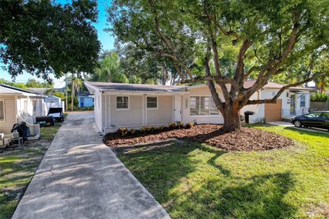 House in Saint Petersburg, Florida 3 bedrooms, 105.07 sq.m. № 1838385 - photo 1