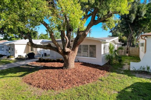 House in Saint Petersburg, Florida 3 bedrooms, 105.07 sq.m. № 1838385 - photo 3