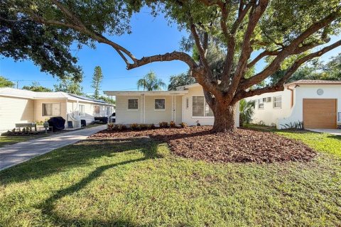 House in Saint Petersburg, Florida 3 bedrooms, 105.07 sq.m. № 1838385 - photo 2