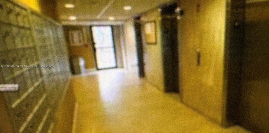 Кондоминиум с 1 спальней в Норт-Майами, Флорида № 1970038