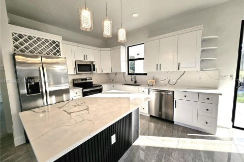 Villa ou maison à vendre à Lehigh Acres, Floride: 3 chambres, 128.58 m2 № 2005919 - photo 8