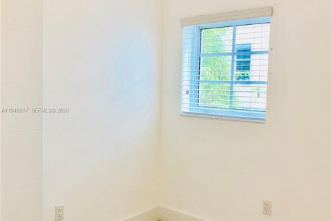 Condo in Miami Beach, Florida, 1 bedroom  № 2002603 - photo 4