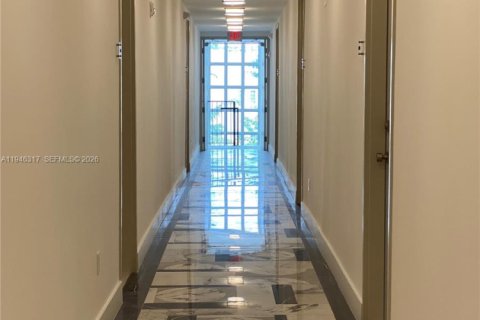 Condo in Miami Beach, Florida, 1 bedroom  № 2002603 - photo 9