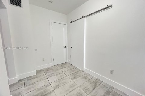 Condo in Miami Beach, Florida, 1 bedroom  № 2002603 - photo 12