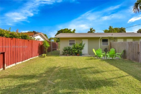 Снять в аренду квартиру в Форт-Лодердейл, Флорида 1 спальня, 135.08м2, № 2005628 - фото 3