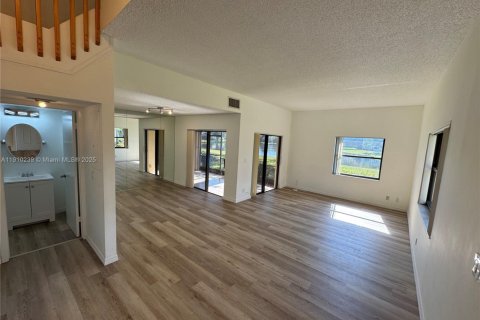 Villa ou maison à louer à Weston, Floride: 3 chambres, 137.5 m2 № 1971734 - photo 2