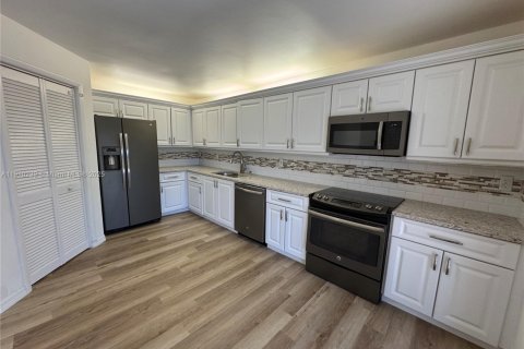 Villa ou maison à louer à Weston, Floride: 3 chambres, 137.5 m2 № 1971734 - photo 5