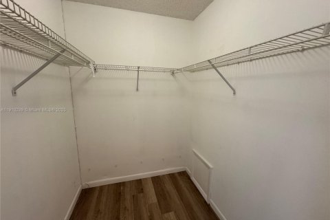 Villa ou maison à louer à Weston, Floride: 3 chambres, 137.5 m2 № 1971734 - photo 16