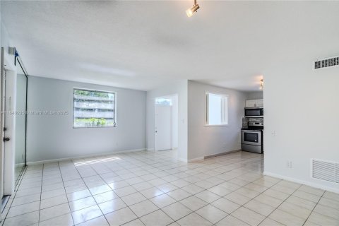 Condo in Hallandale Beach, Florida, 3 bedrooms  № 1832432 - photo 3