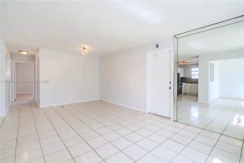 Condo in Hallandale Beach, Florida, 3 bedrooms  № 1832432 - photo 7