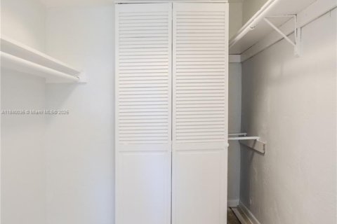 Condo in Hallandale Beach, Florida, 3 bedrooms  № 1832432 - photo 26