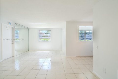 Condo in Hallandale Beach, Florida, 3 bedrooms  № 1832432 - photo 2