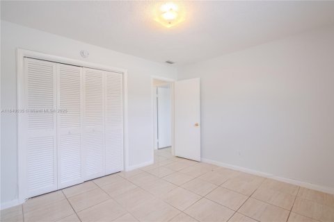 Condo in Hallandale Beach, Florida, 3 bedrooms  № 1832432 - photo 17